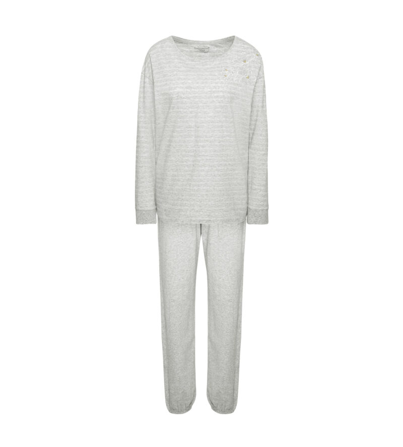 Lingerie By M - Triumph Pyjama Grijs - "Geniet van zowel warmte als stijl tijdens je nachtelijke avonturen met de Triumph pyjama met lange mouw. Deze pyjama biedt ultiem comfort en een vleugje elegantie voor je ontspanningsmomenten. Laat jezelf omhullen door Triumph.