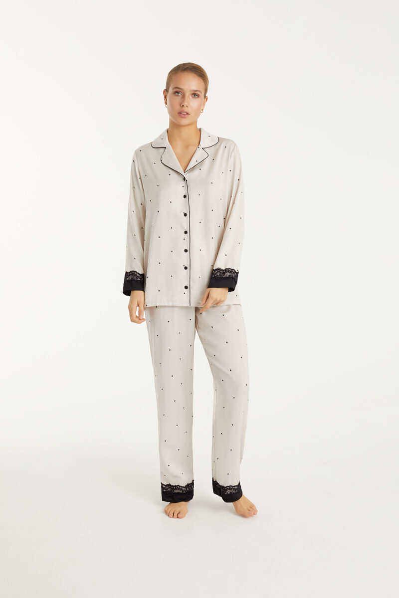 Lingerie By M - Promise Luxury BLAIR Pyjama met Lange broek Wit - Ontspan in stijl met de Promise Luxury Pyjama uit de Serie BLAIR. Geniet van luxe nachtkleding met lange mouwen. Bestel nu!